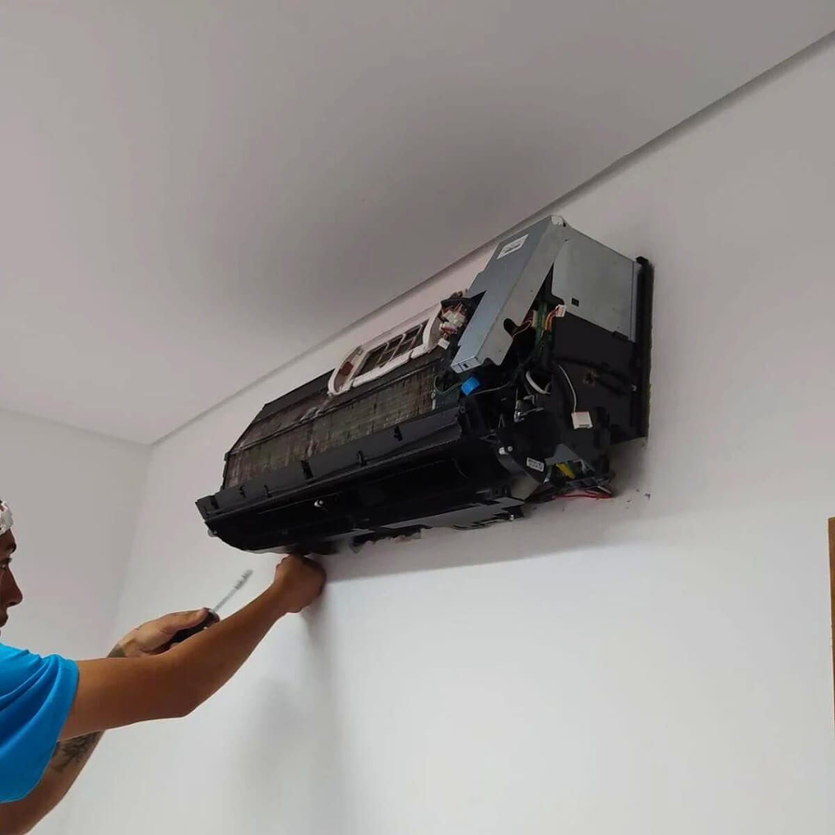 Equipe técnica da Ice Clima realizando manutenção de ar-condicionado em empresa de Porto Alegre