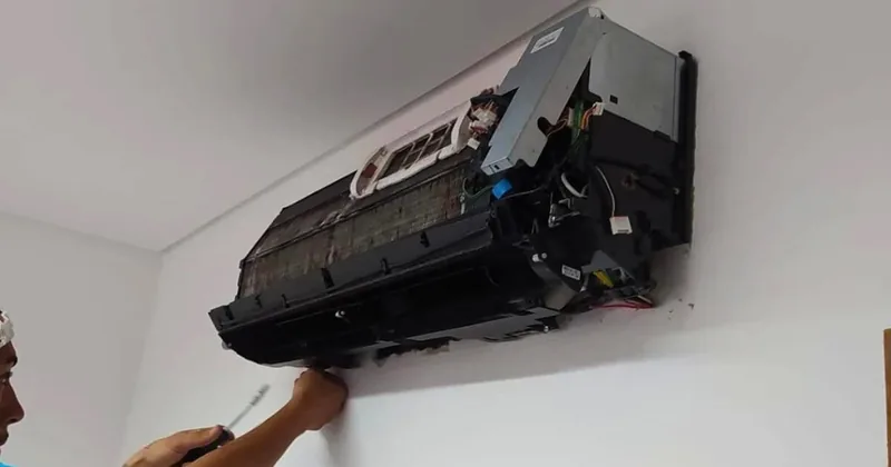 Técnico da Ice Clima em manutenção preventiva de evaporadora