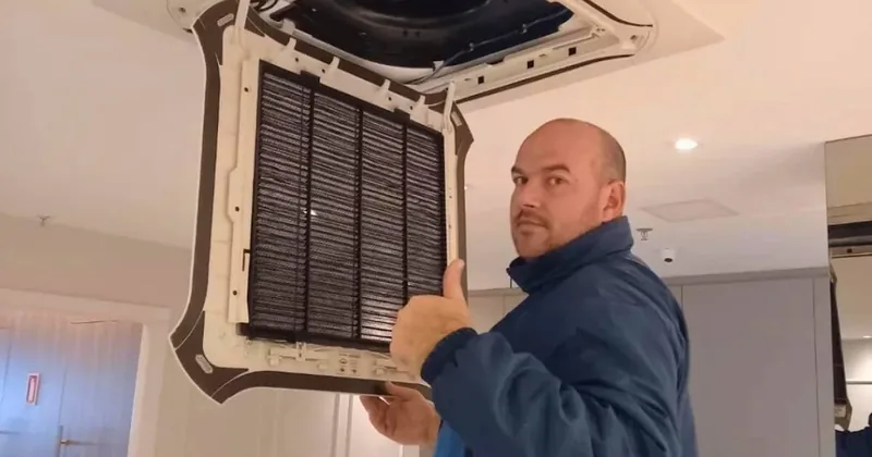 Técnico da Ice Clima instalando cassete de teto de sistema VRF
