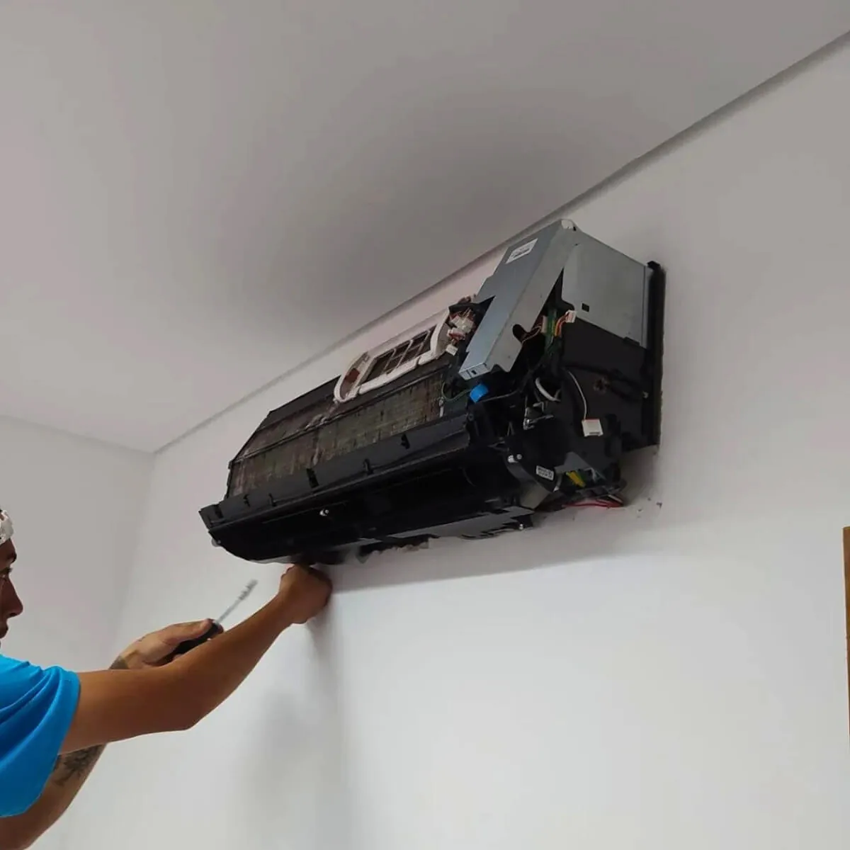 Equipe técnica da Ice Clima realizando manutenção de ar-condicionado em empresa de Porto Alegre